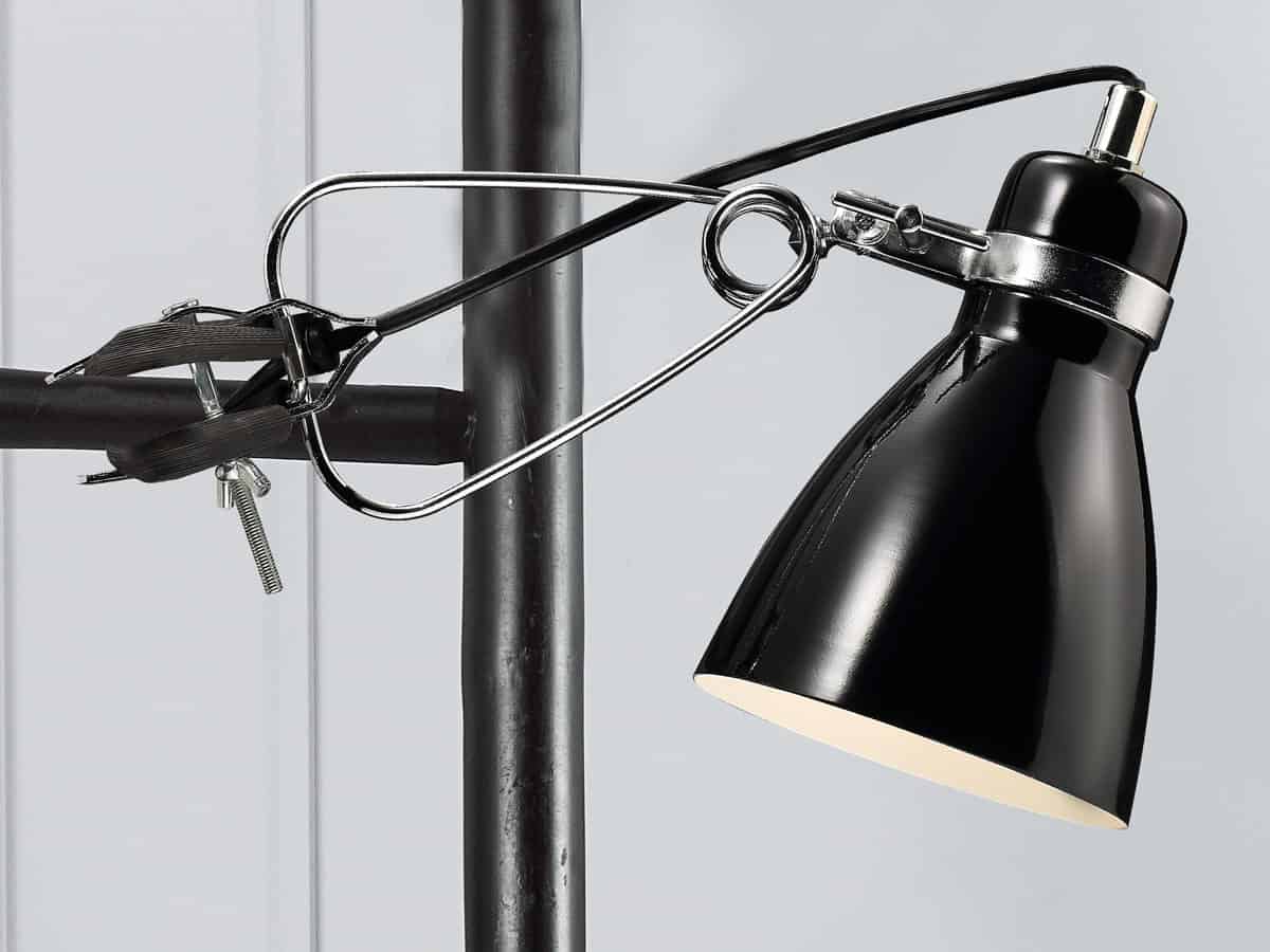 Klemmlampe an Bettgestell befestigt als platzsparende Nachttischlampen Variante