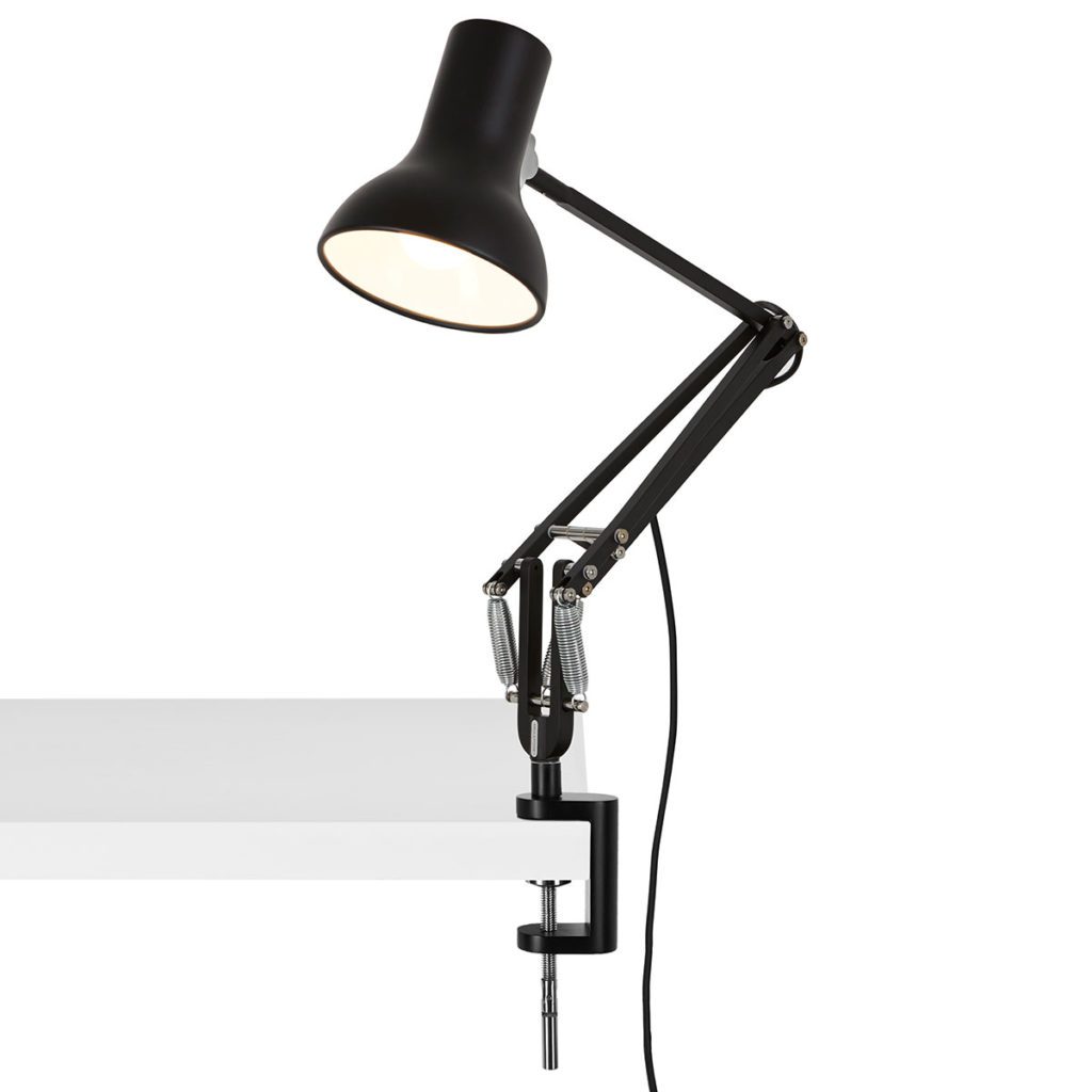 Klassische Schreibtischlampe Type 75 Mini von Anglepoise zum Klemmen, montiert an einer weißen Tischplatte.