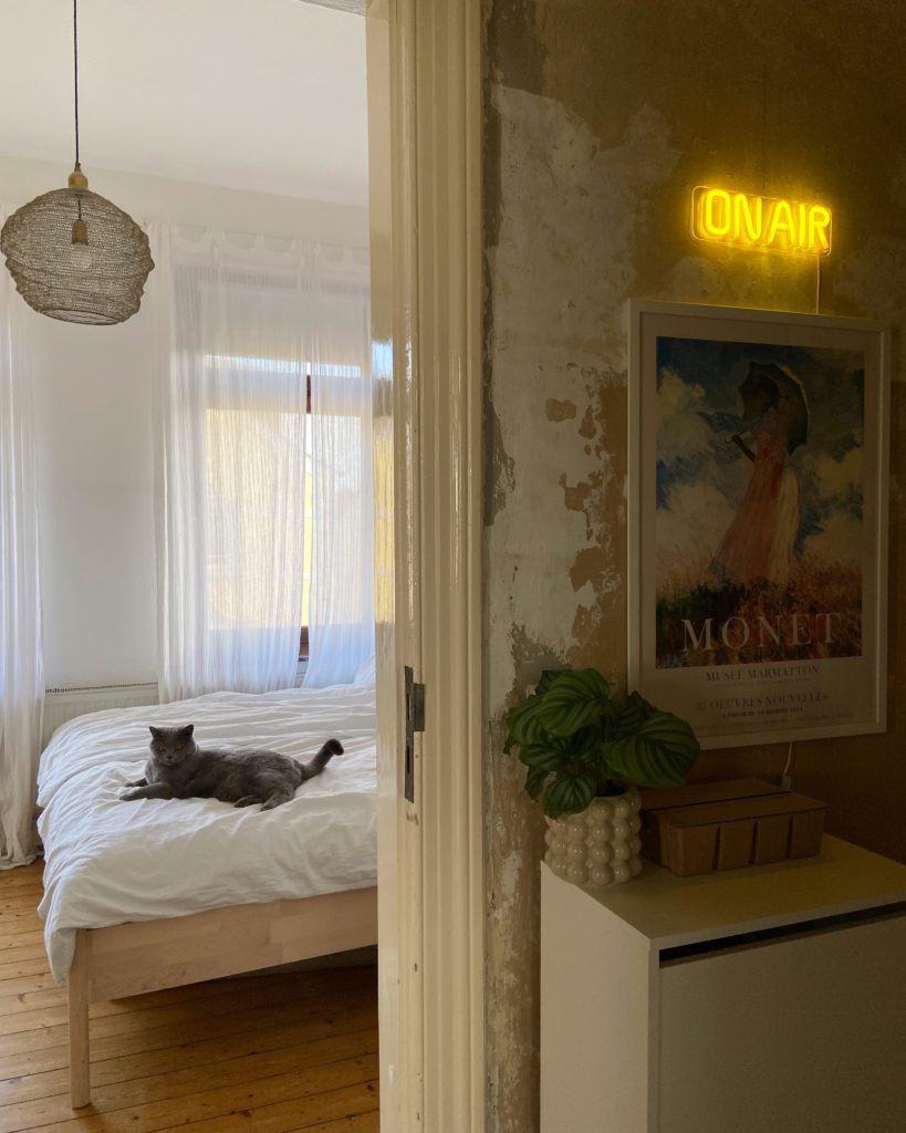 Altbauwohnung mit Neon-Lampe mit "On-Air"-Schriftzug und Monet-Print