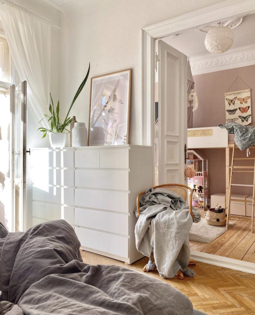 Schlazimmer und Kinderzimmer mit Hochbett in Berliner Altbauwohnung 