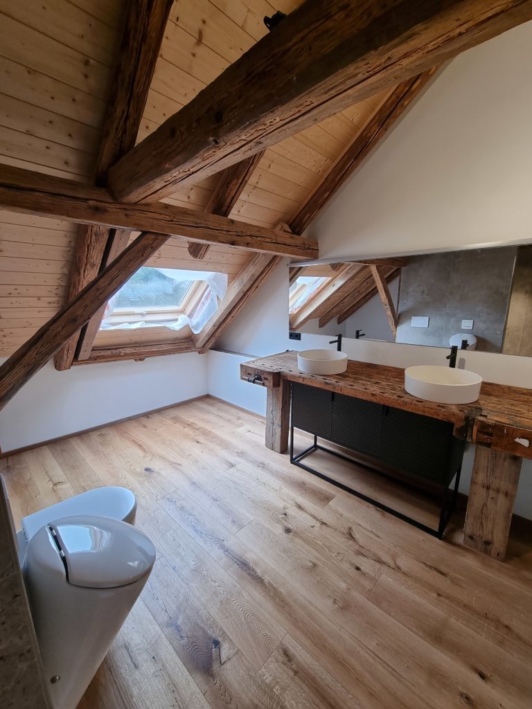 Badezimmer mit Doppelwaschtisch aus Holz