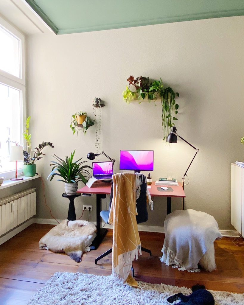 Homeoffice-Platz mit Zimmerpflanzen 