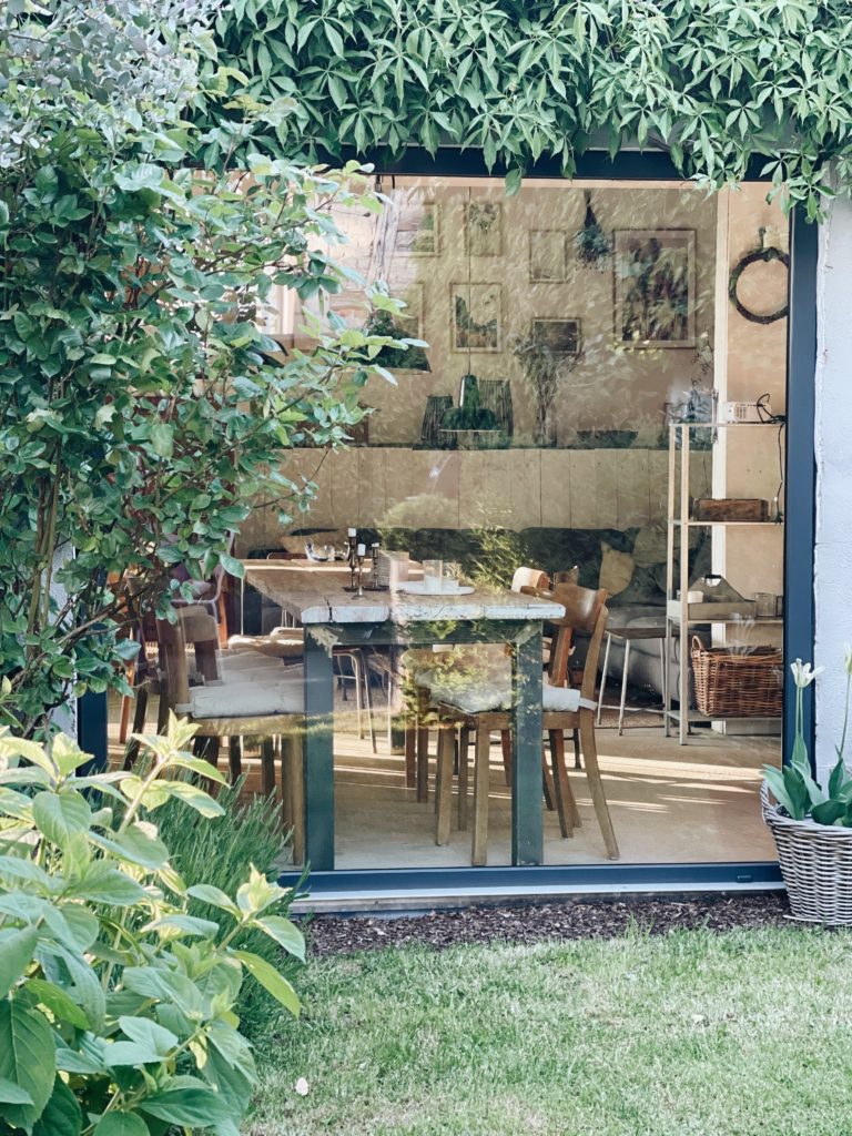 Blick durch das Fenster in das Wohnzimmer eines Fachwerkhauses