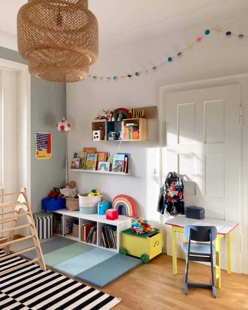 Kinderzimmer mit Kindermöbeln in Altbauwohnung