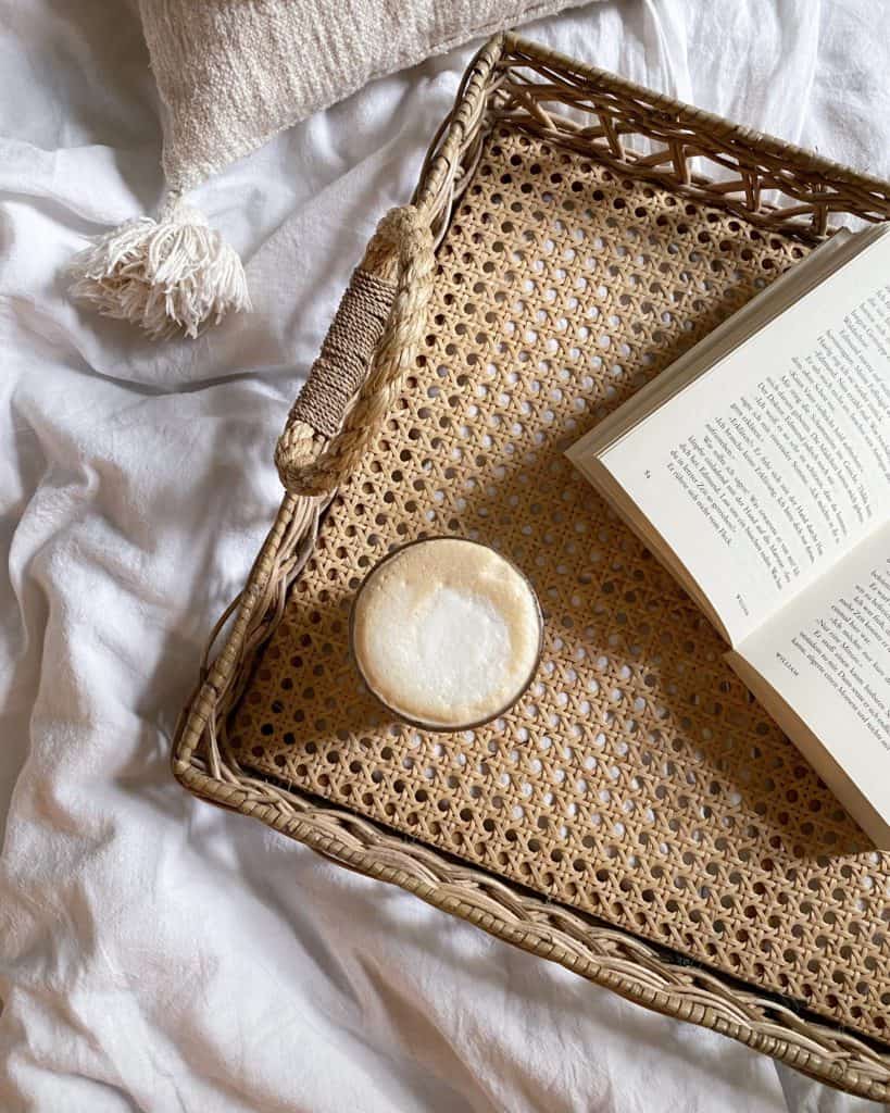 Tablett aus Wiener Geflecht mit Cappuccino und Buch 