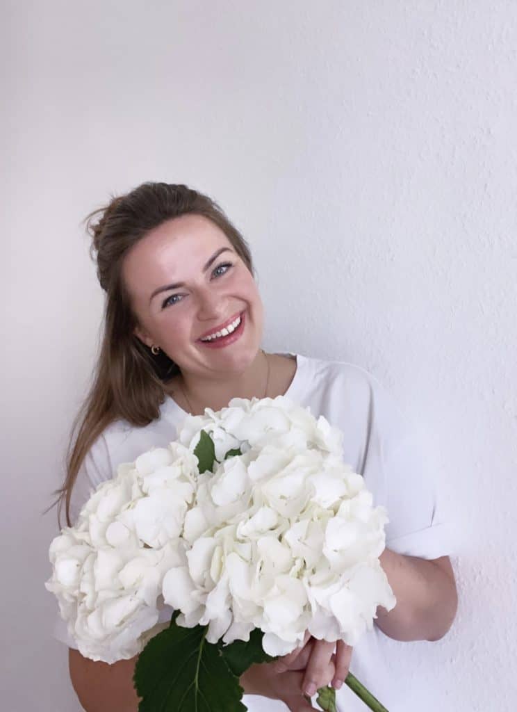 hell und natürlich Wohnen - @insideeppendorf mit einem Strauß Blumen in der Hand