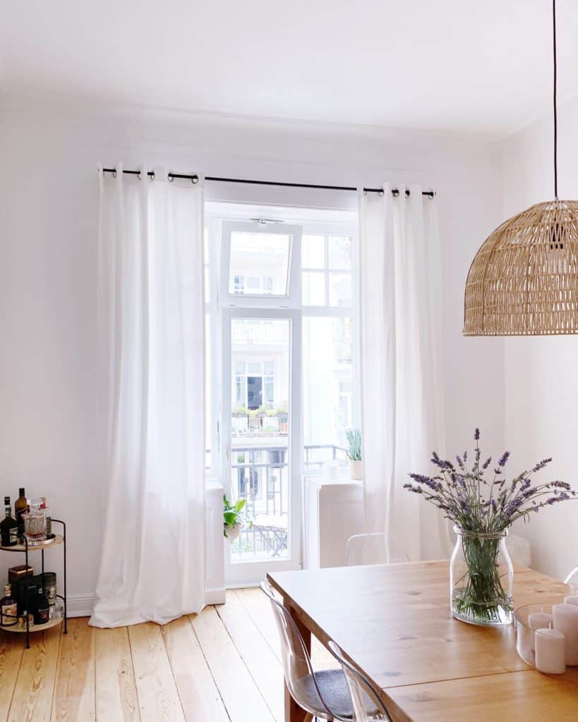 Esszimmer in Altbauwohnung mit Balkon und weißen Vorhängen vor dem Fenster -  Hell und natürlich Wohnen