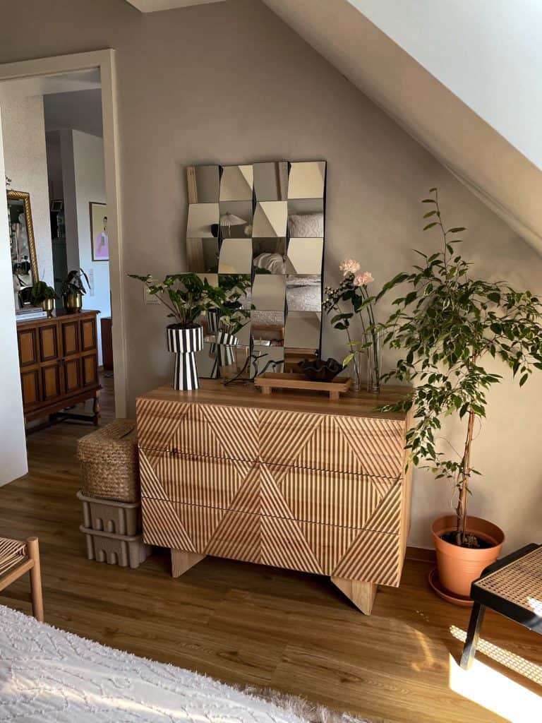 Sideboard mit Spiegel und Scandi-Vase