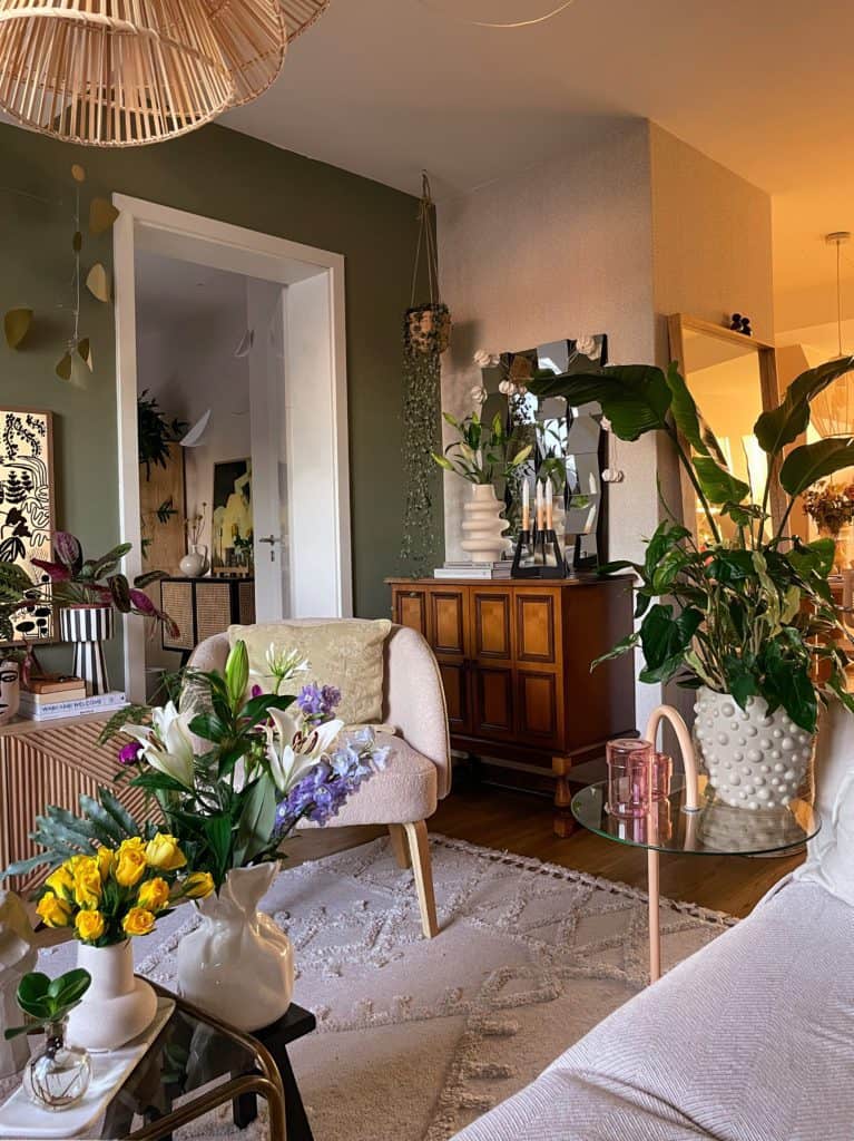 Wohnzimmer im Wohnstil "Vintage-Skandi und ein Hauch Boho" mit vielen Pflanzen