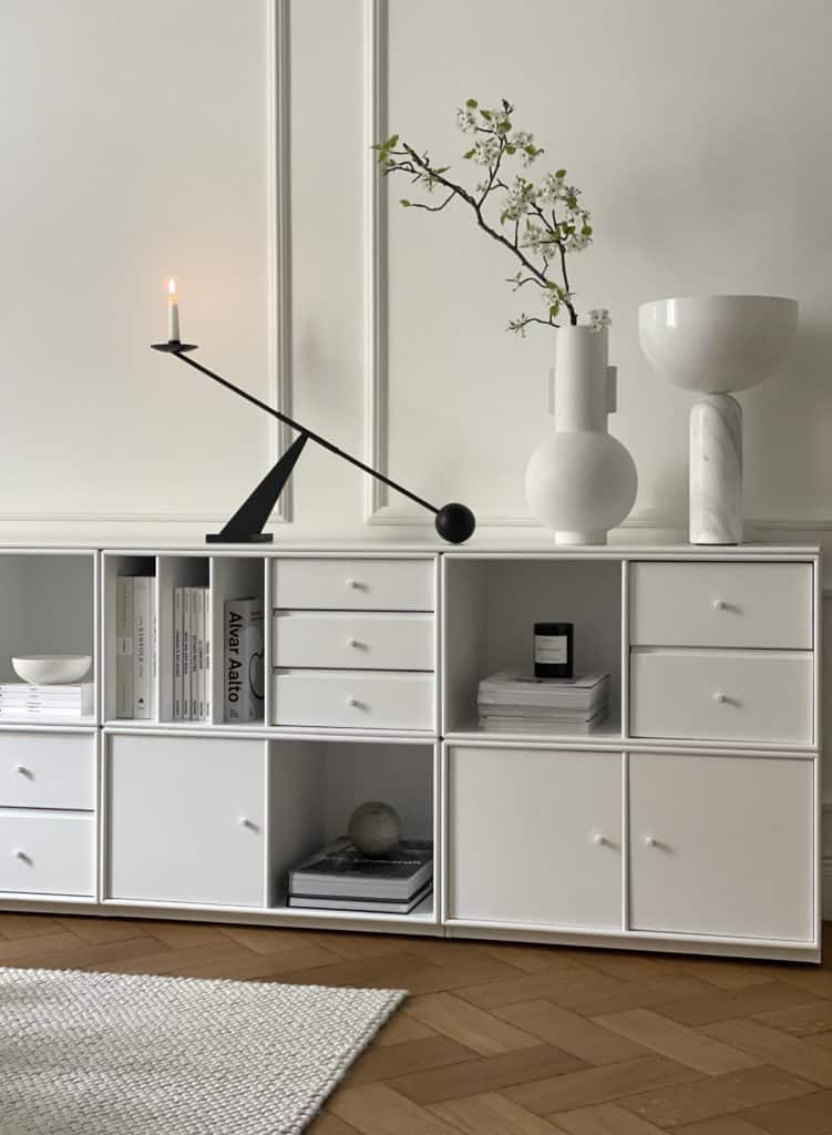 Sideboard mit minimalistisch skandinavischer Wohndeko