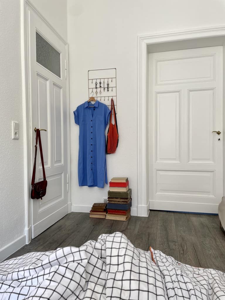 Minimalitisches Schlafzimmer in Altbauwohnung