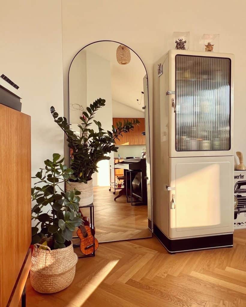 Cali Interior Vibes - Heller vintage Arztschrank neben einem Spiegel und Zimmerpflanzen 