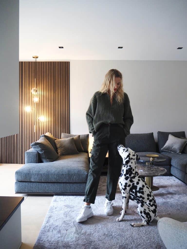 Anna @ourhomecgn mit ihrem Hund in ihrem Wohnzimmer