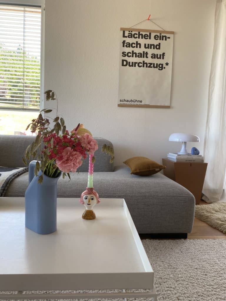 Farbenfroher Mix und Match: Helles Wohnzimmer mit Wohndeko