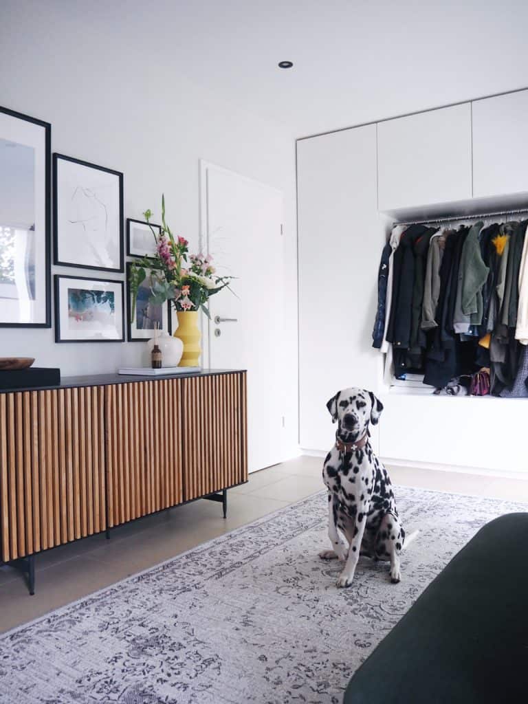 Wohnung mit einem Mix aus Moderne, Contemporary und Scandi. Einbauschrank mit offener Kleiderstange und Sideboard aus Holzstreben.