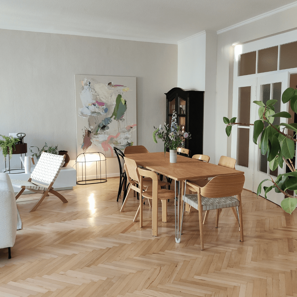 Wohn- und Esszimmer im Botanical Scandi Look mit vielen Zimmerpflanzen