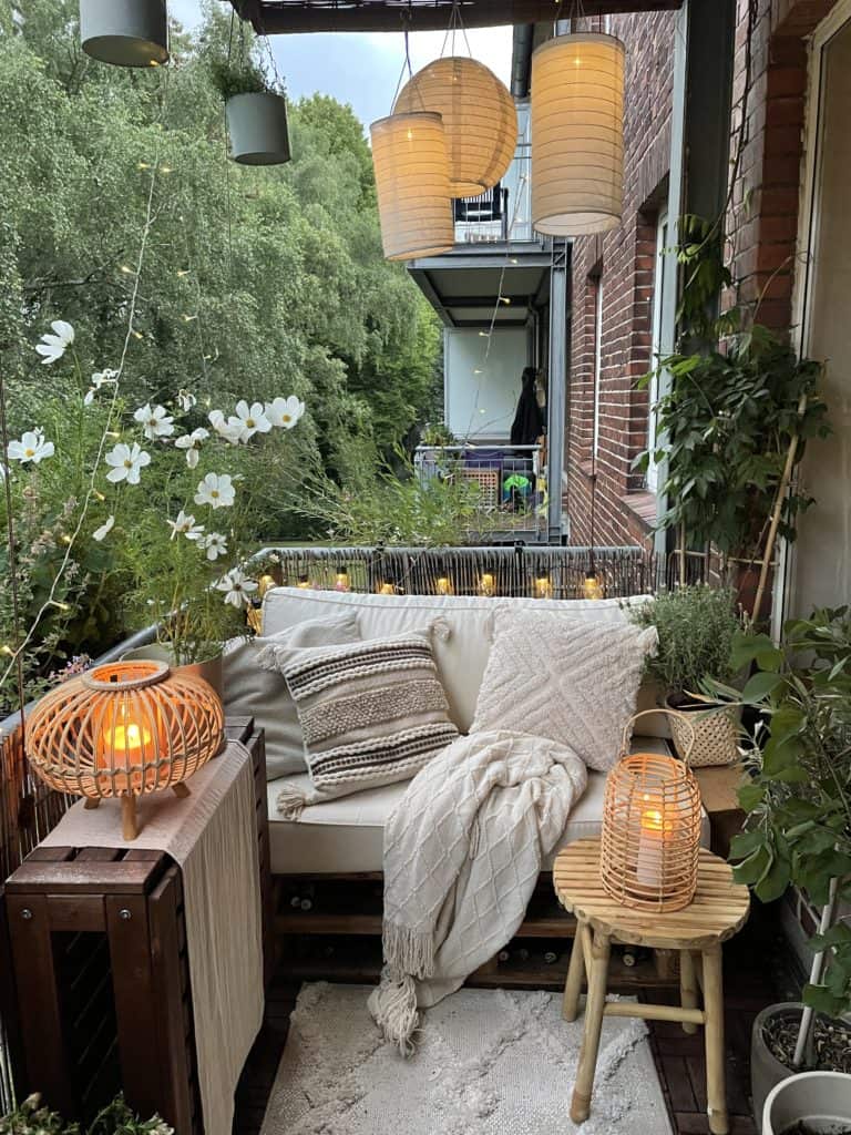 Balkon im Wohnstil "DIY-Hygge" und einem Touch Boho und Industrial. 