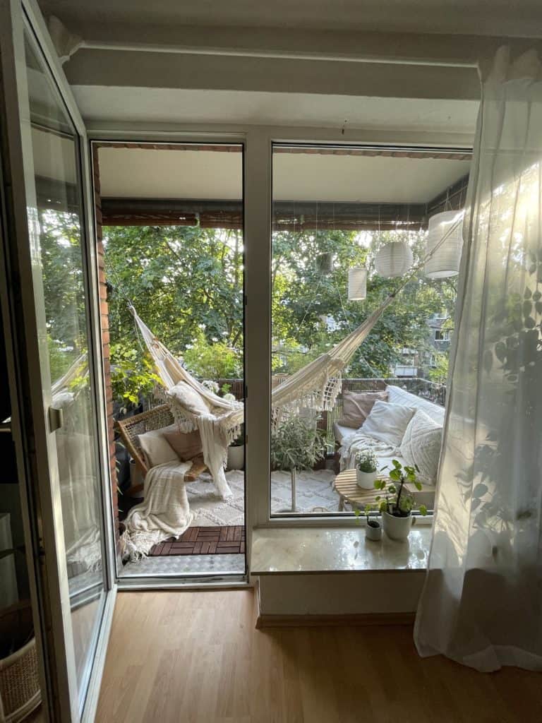 Balkon mit Hängematte im DIY-Hygge Stil