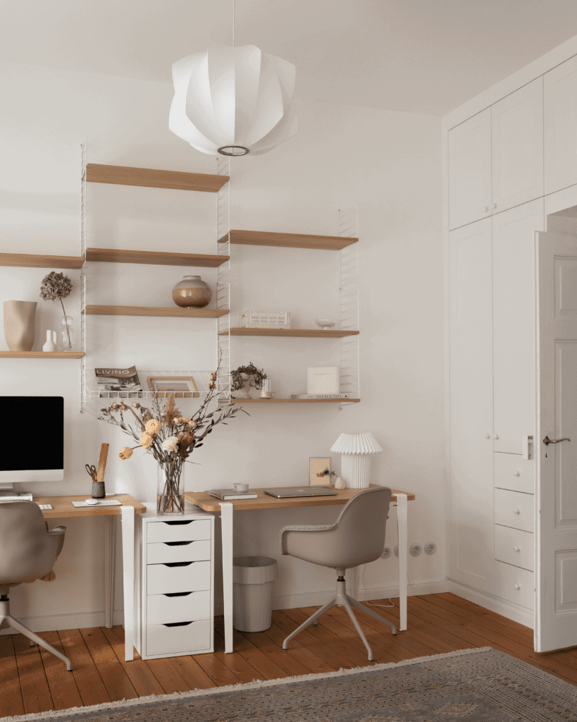 helles Altbaustudio mit Homeoffice und weißem Einbauschrank