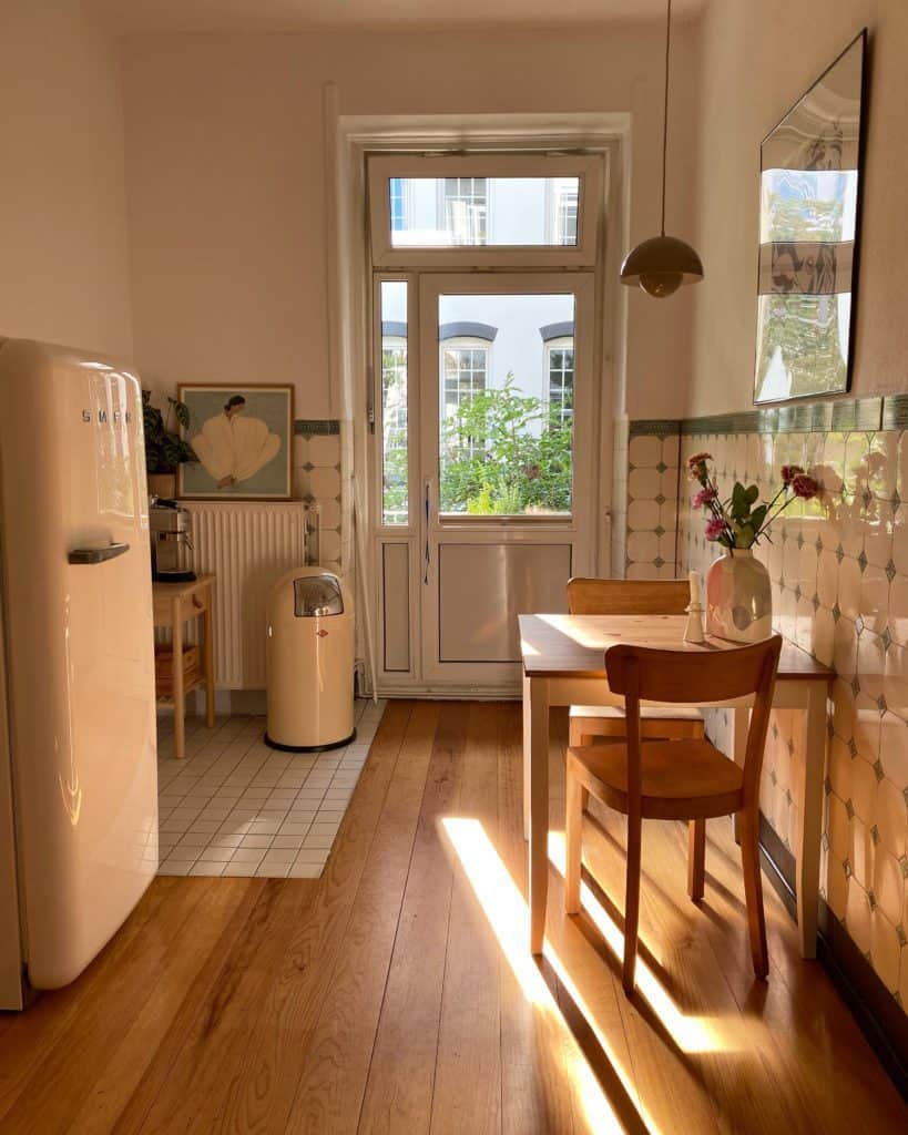 Independent Wohnstil: Küche mit Kühlschrank und Mülleimer von SMEG