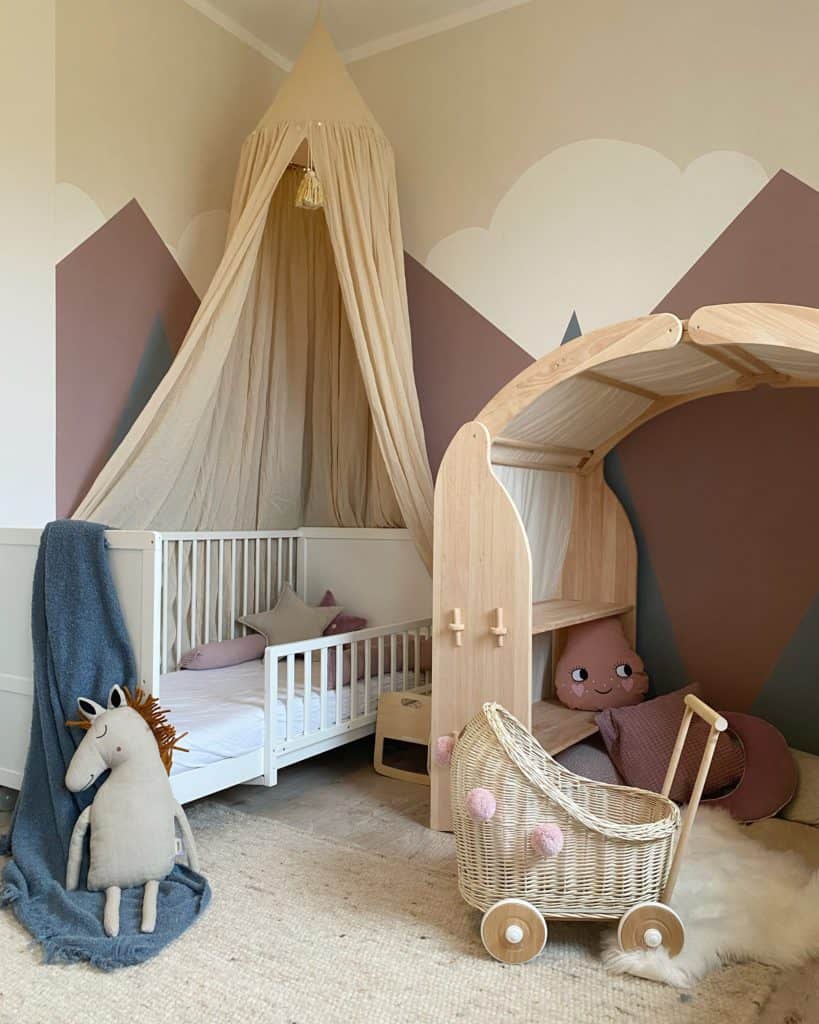 Kinderzimmer mit Himmelbett und Holz-Regal