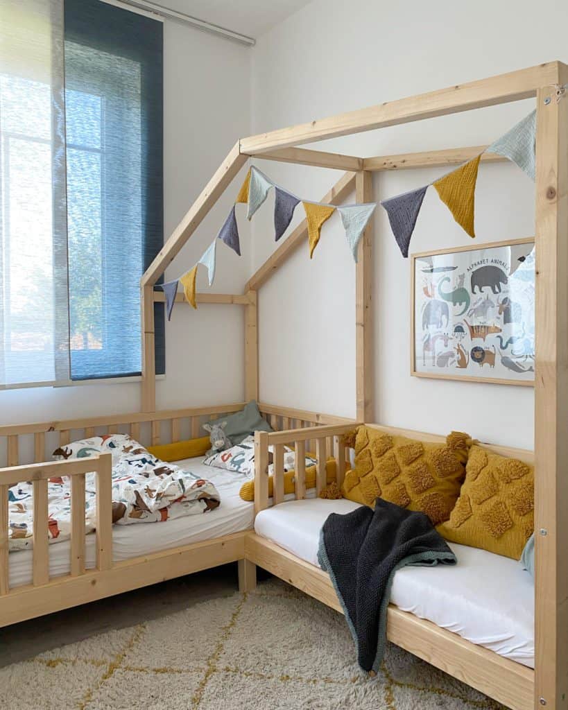 Kinderzimmer mit Bett und Sofa aus Holz und ocker-farbigen Textilien