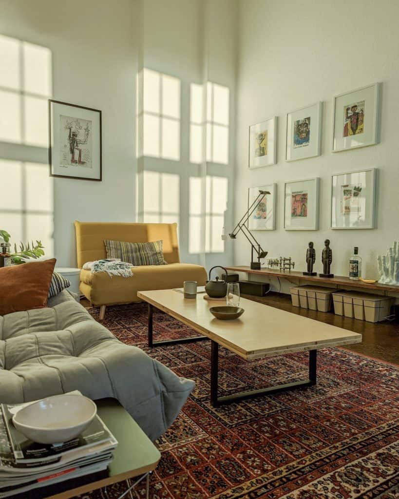 Relaxed und curated Wohnen im Altbau-Loft - sonniges Wohnzimmer mit kuratierten Wohnaccessoires