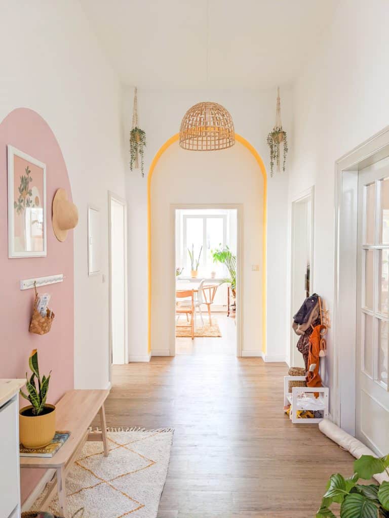 Großer heller Flur in Altbauwohnung mit Boho-Wohndeko