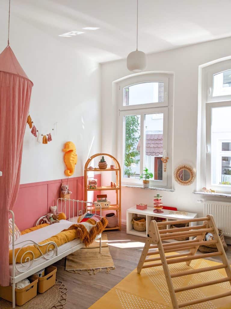 Bunter Boho und Vintage 
Einrichtungsstil in Kinderzimmer mit Farbakzenten in rosa und gelb 