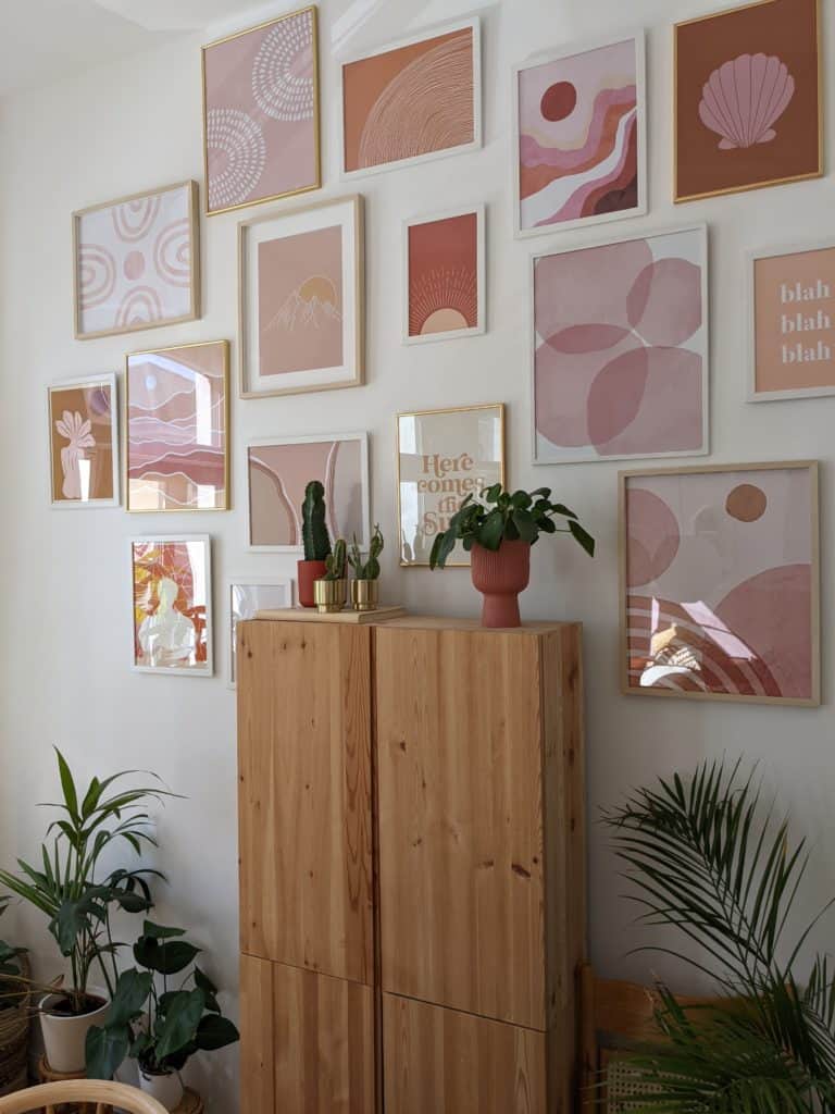 Bilderwand aus verschiedenen gerahmten Prints mit rosé und rosa farbigen Motiven