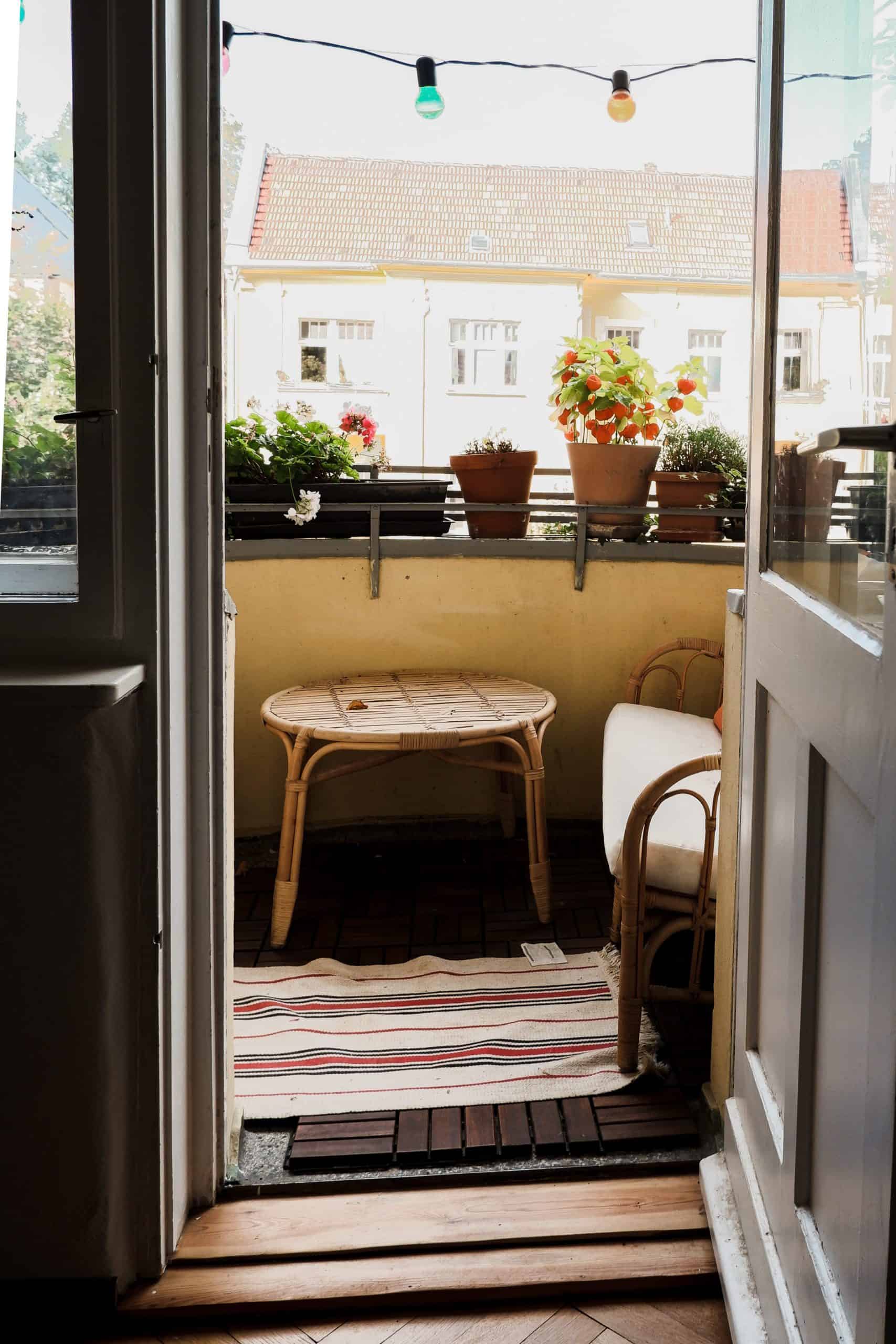 Balkon mit Sitzgruppe aus geflochtenem Bambus