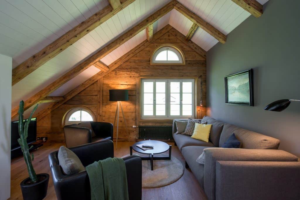 Wohnzimmer in Holzhaus mit Designereinrichtung