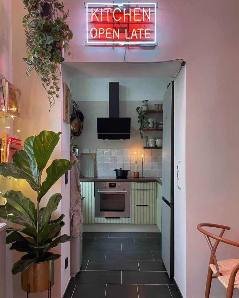 Durchgang zur Küche mit einem Neon-Leucht-Schild mit dem Schriftzug "Kitchen Open Late" 