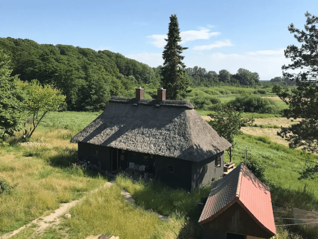 Das Country-Boho Cottage im Naturschutzgebiet "Bothkamper See" in Schleswig-Holstein von außen