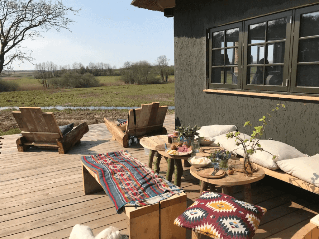 Die Terrasse des Country-Boho Cottage im Naturschutzgebiet "Bothkamper See" in Schleswig-Holstein 