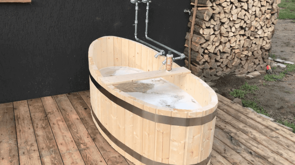 Hot Tub im Freien auf der Terrasse des Ferienhauses