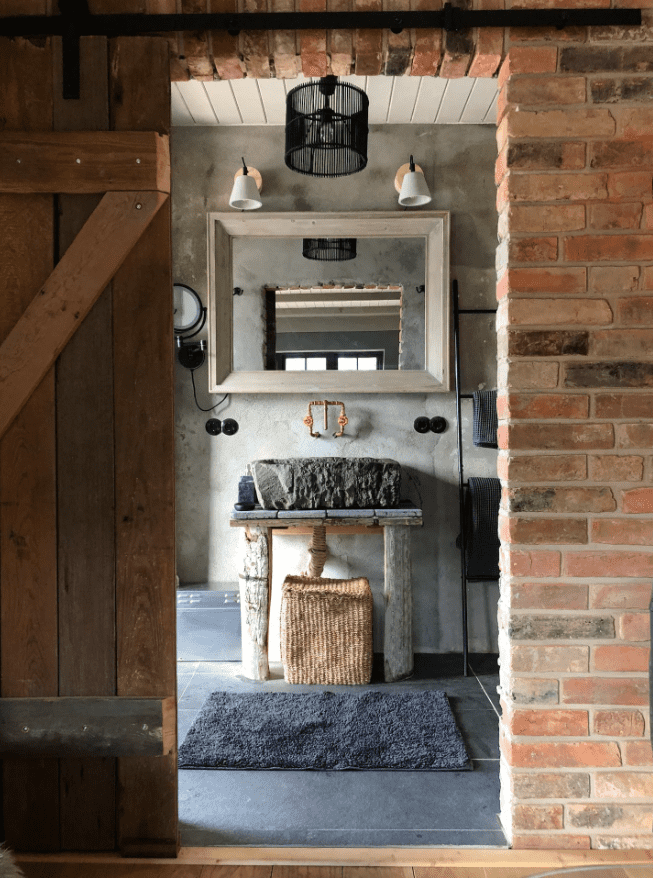 Selbstgebautes DIY-Bad im Landhausstil mit Waschtisch aus Steinblock auf einem Holzgerüst