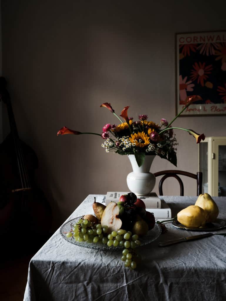 Vintage-Einrichtung mit Design-Klassikern: Esstisch mit Obstschale und Blumenvase