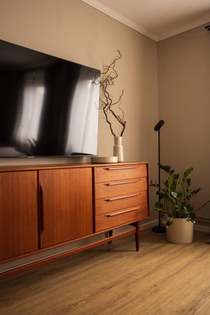 Gemütlicher Minimalismus und skandinavische Schlichtheit - Vintage-Sideboard von Heinrich Riestenpatt aus der Jahrhundertmitte. 